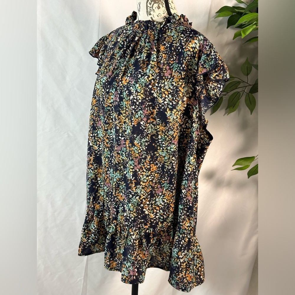 Black Cap Sleeve Ruffled Blouse 🖤🍒 - Picture 6 of 11